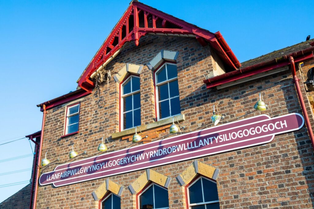 Train station building in Llanfairpwllgwyngyllgogerychwyrndrobwllllantysiliogogogoch